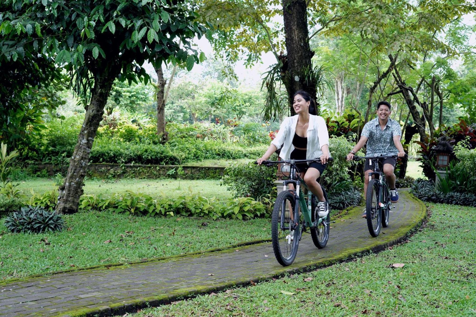 Hyatt Regency Yogyakarta Hotel Sleman  Exterior photo Cycling at the park