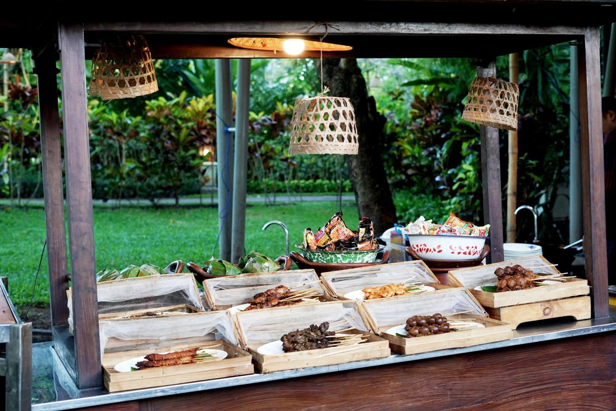 Hyatt Regency Yogyakarta Hotel Sleman  Exterior photo A selection of dishes at a buffet