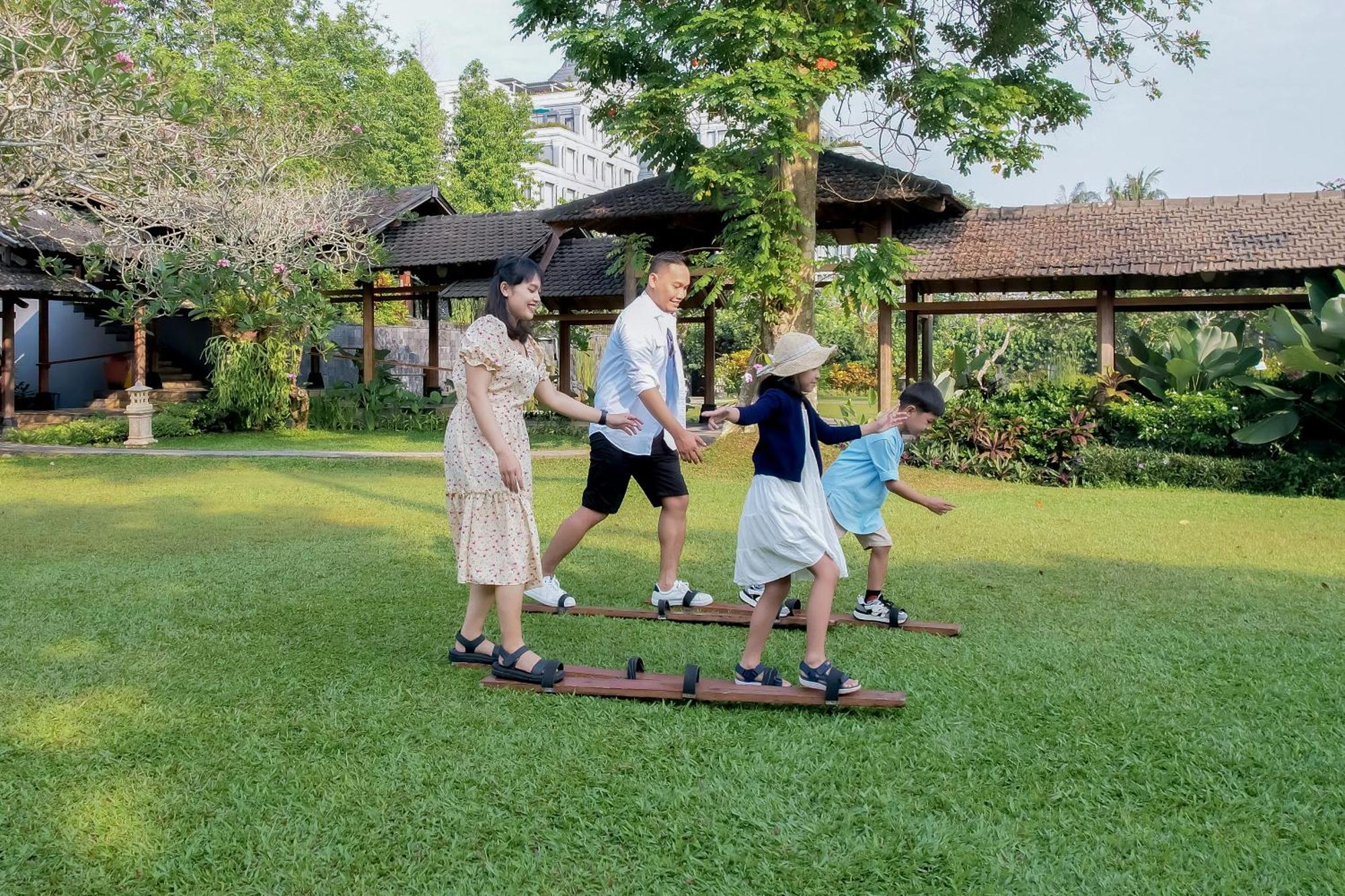 Hyatt Regency Yogyakarta Hotel Sleman  Exterior photo A family playing the game